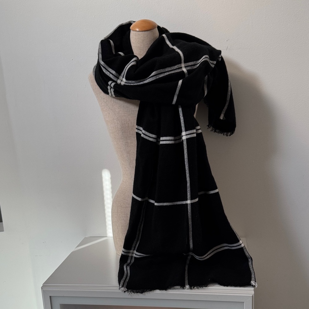 NWT!!!! Banana Republic Black and White Plaid Scarf